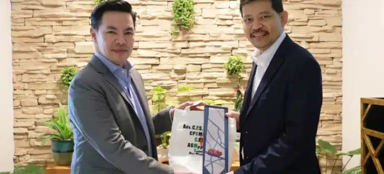 คุณอภิสิทธิ์ ร่วมบันทึกวิดีโองานสัมมนา หัวข้อ RPA (Robotic Process Automation)